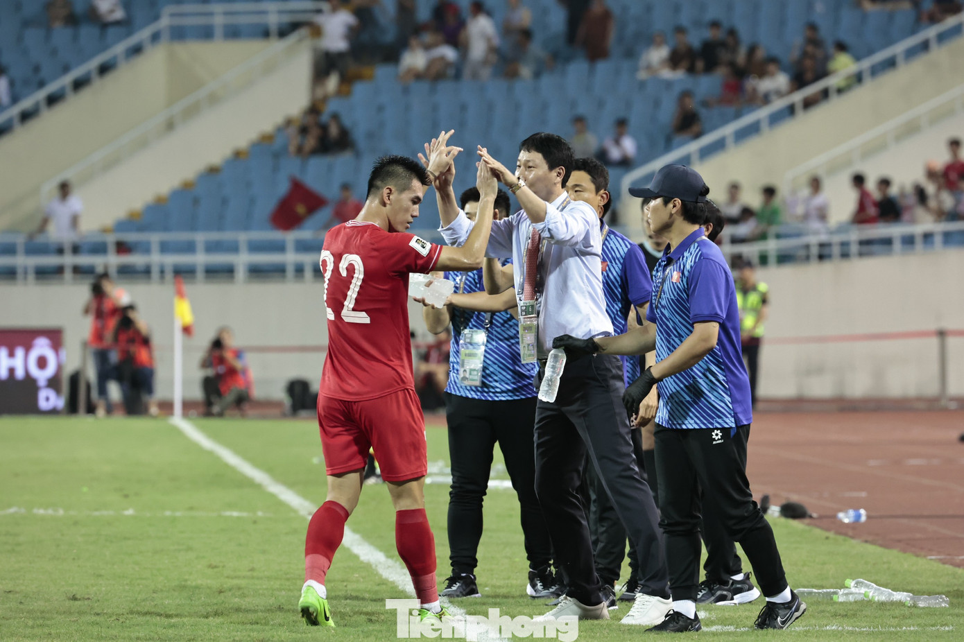 Ông nhảy lên trên đường pitch, sau đó rạng rỡ chào đón người hùng Tiến Linh.