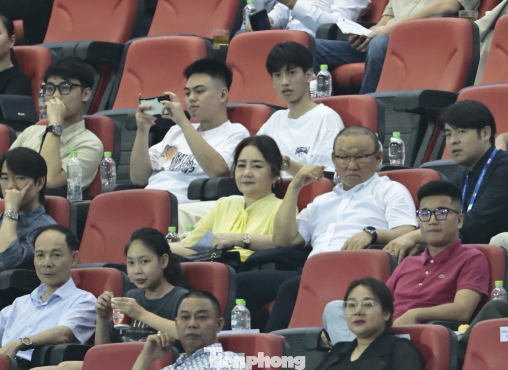 Trên khán đài, cựu HLV ĐT Việt Nam Park Hang-seo cũng có mặt, cổ vũ chiến lược gia đồng hương. Trước khi đến Việt Nam, ông Kim đã tham vấn ông Park và nhận được nhiều lời khuyên giá trị.