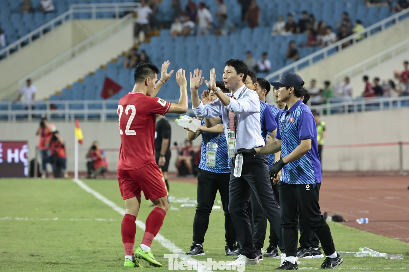 Ông nhảy lên trên đường pitch, sau đó rạng rỡ chào đón người hùng Tiến Linh.