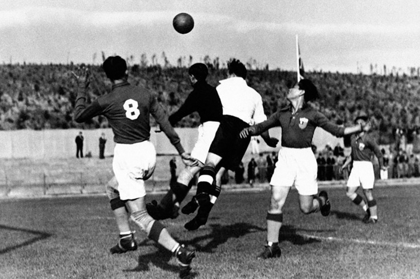 Trận đấu giữa Nam Hoa và ĐT Anh tại Olympic 1936.