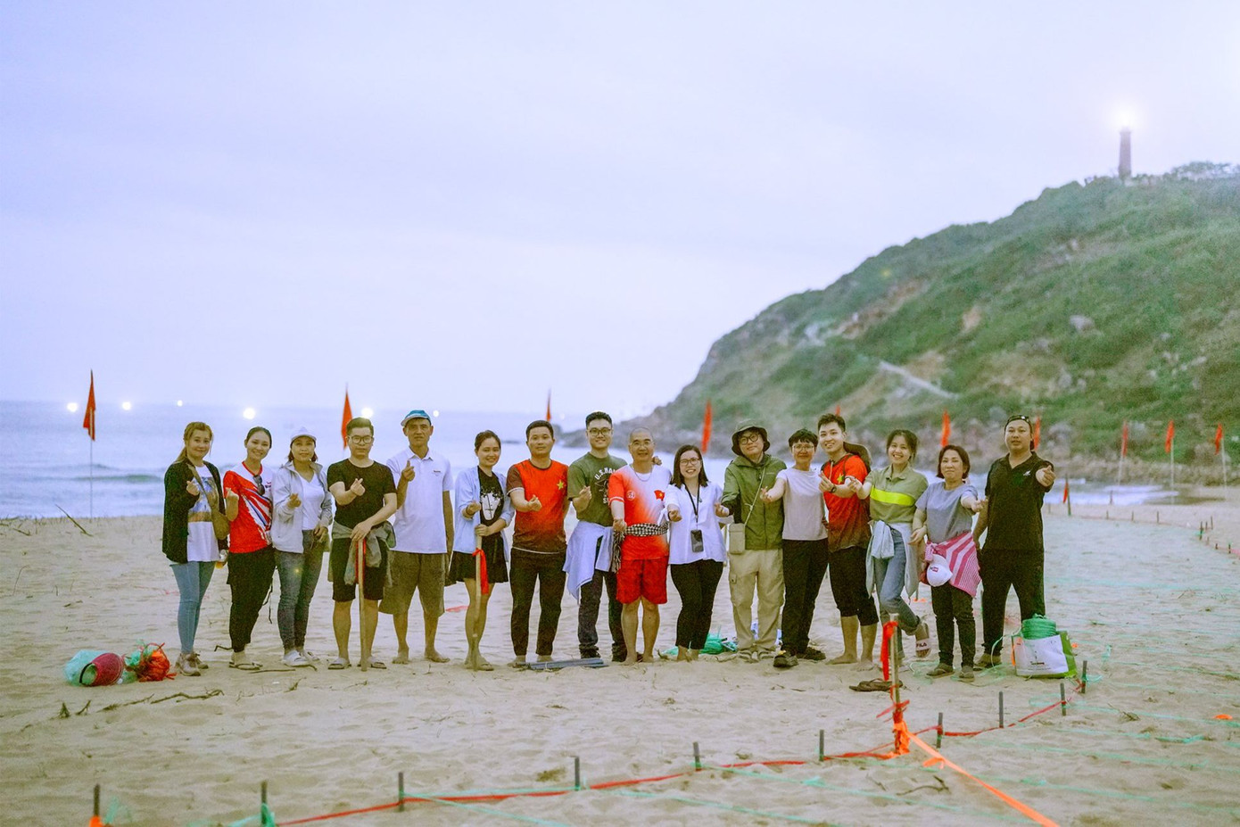 Khoảnh khắc vui vẻ của các "chiến binh" khi công tác chuẩn bị cho Lễ Thượng cờ hoàn tất.