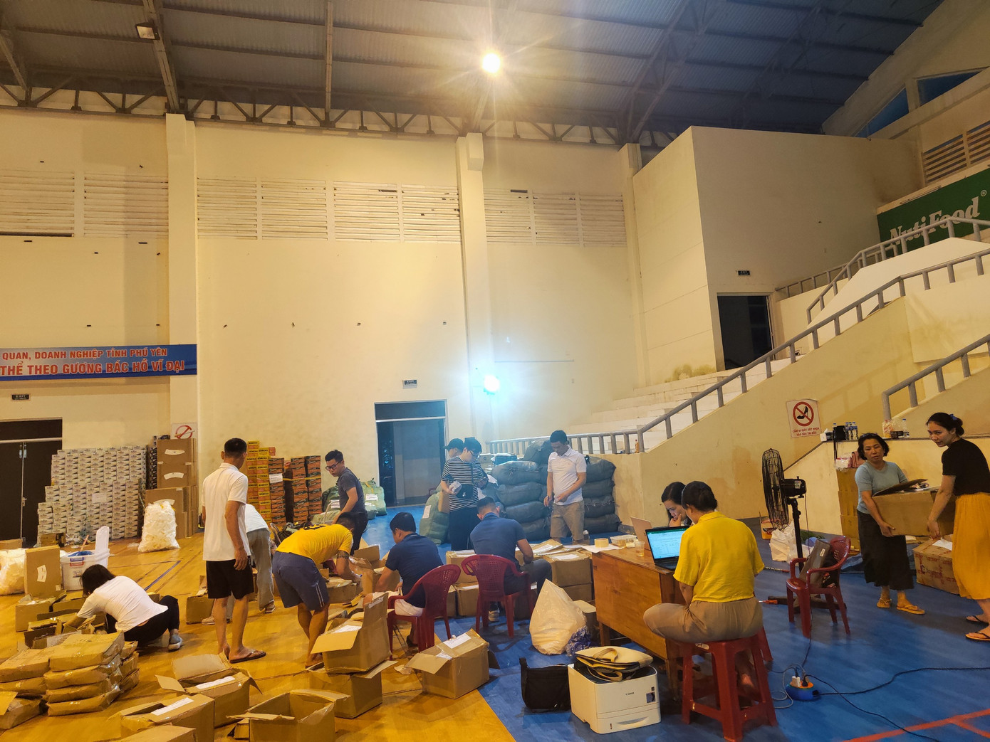 Các thành viên đội hậu cần và crew làm việc xuyên đêm, sắp xếp, phân loại hàng trăm tấn hàng hóa phục vụ giải đấu, sau đó đặt tại các điểm dọc đường chạy phục vụ gần 12.000 VĐV.