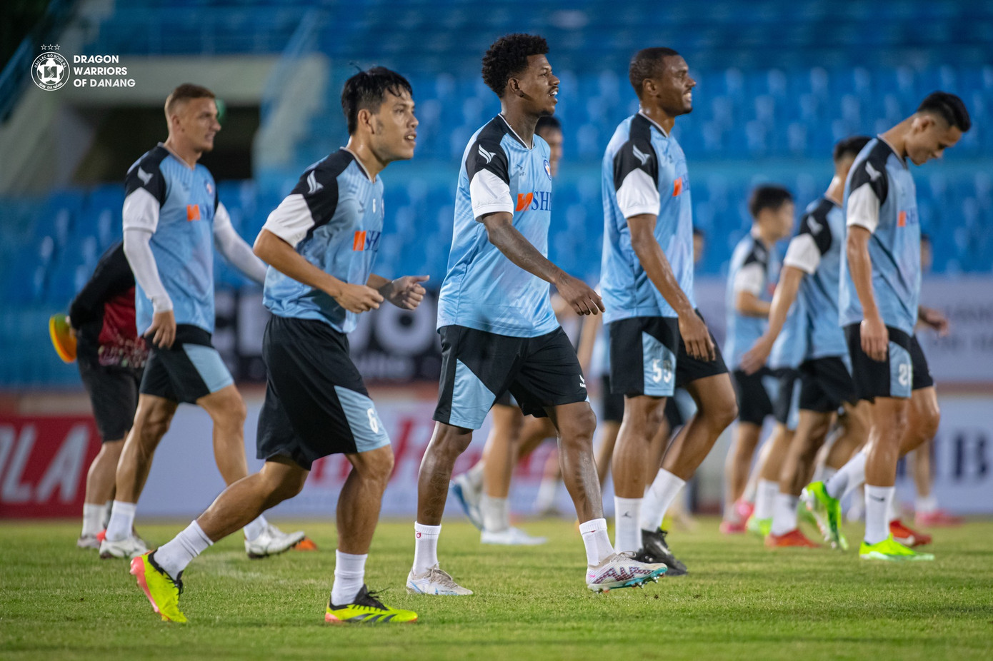 CLB Đà Nẵng đang rơi vào tình cảnh khó khăn khi chỉ kiếm được 8 điểm sau 13 trận. CLB Đà Nẵng đang rơi vào tình cảnh khó khăn khi chỉ kiếm được 8 điểm sau 13 trận.