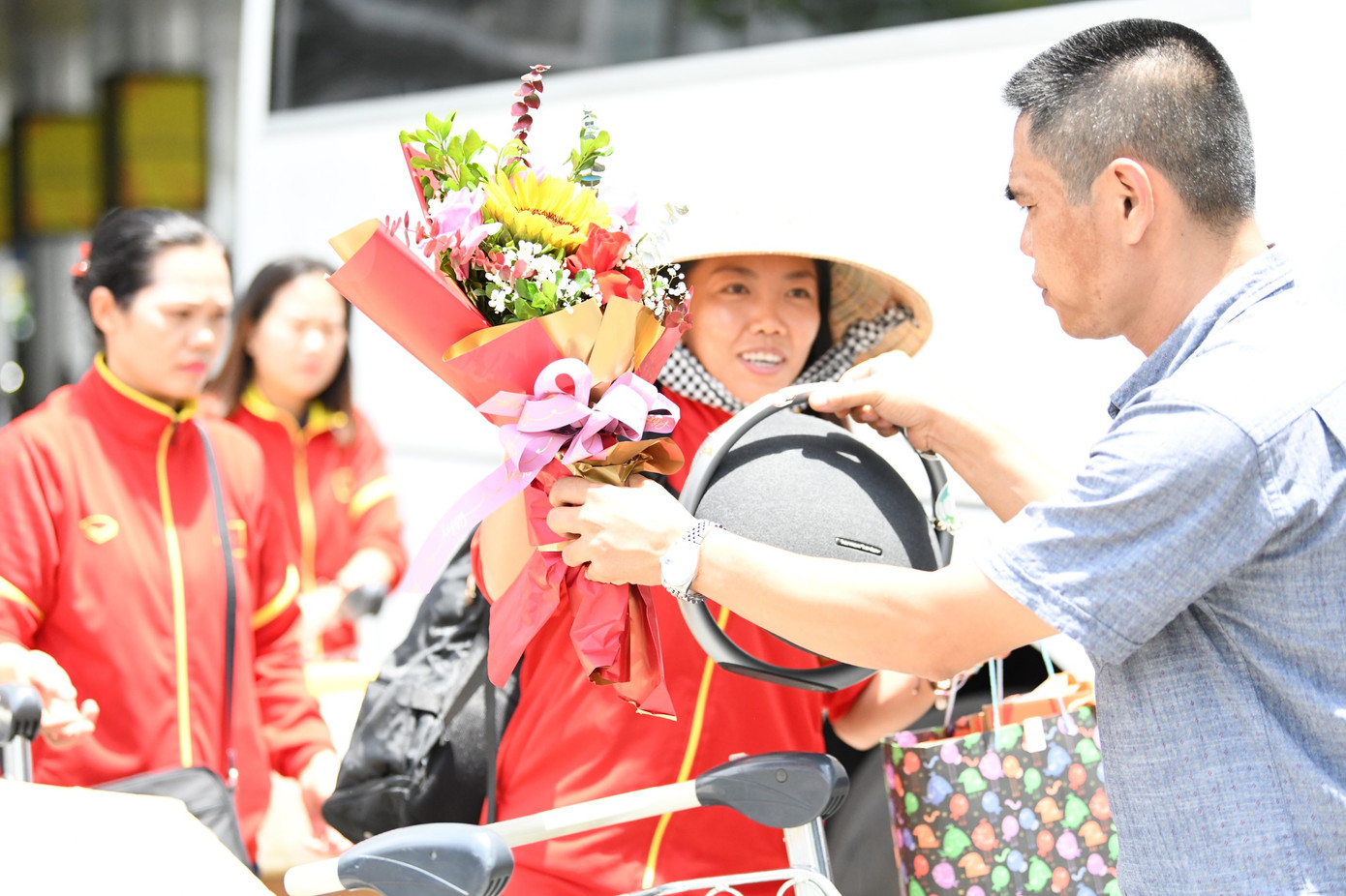 Mừng về nhà, các cô gái kim cương! ảnh 78