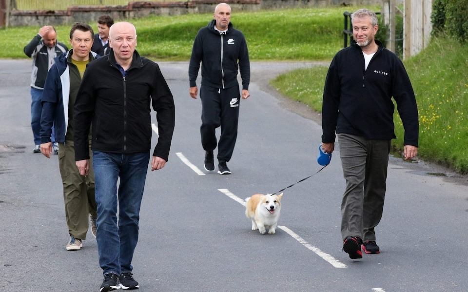 Căn biệt thự được nghi là của Abramovich tại quận Vanikoy và hình ảnh tỷ phú người Nga đi dạo trên đảo Arran năm 2022.