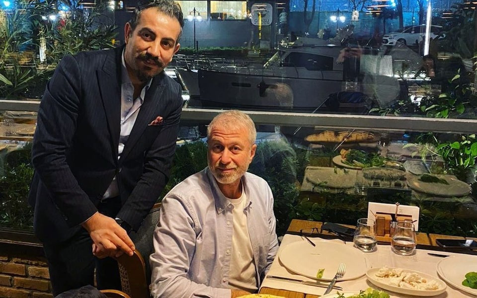 Đầu bếp Omer Ataysin chụp chung với Abramovich.