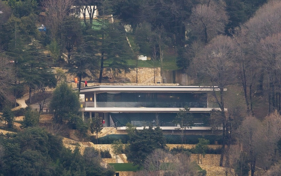 Căn biệt thự được nghi là của Abramovich tại quận Vanikoy và hình ảnh tỷ phú người Nga đi dạo trên đảo Arran năm 2022.