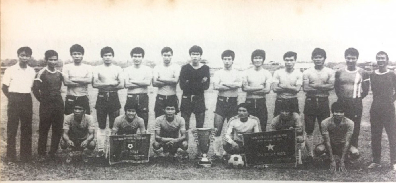 Đội Tổng cục Đường sắt vô địch giải A1 Toàn quốc năm 1980, với ông Mai Đức Chung đứng thứ 6 từ trái sang và HLV Trần Duy Long đứng thứ hai từ phải sang (ảnh 1) cùng hai đội Công an Hà Nội, Hải Quan TP.HCM.
