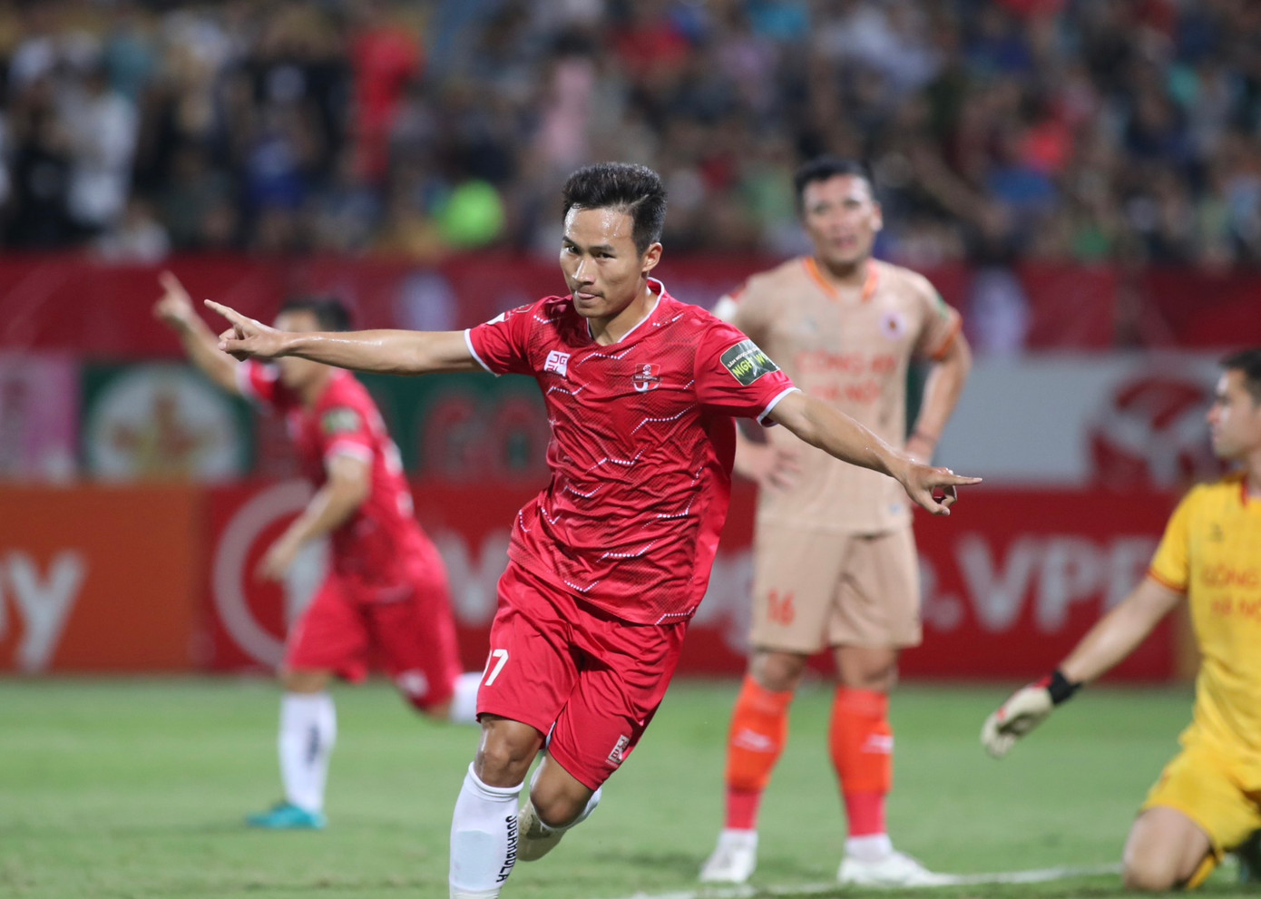 CAHN liên tục vấp váp ở giai đoạn hai V-League 2023. CAHN liên tục vấp váp ở giai đoạn hai V-League 2023.
