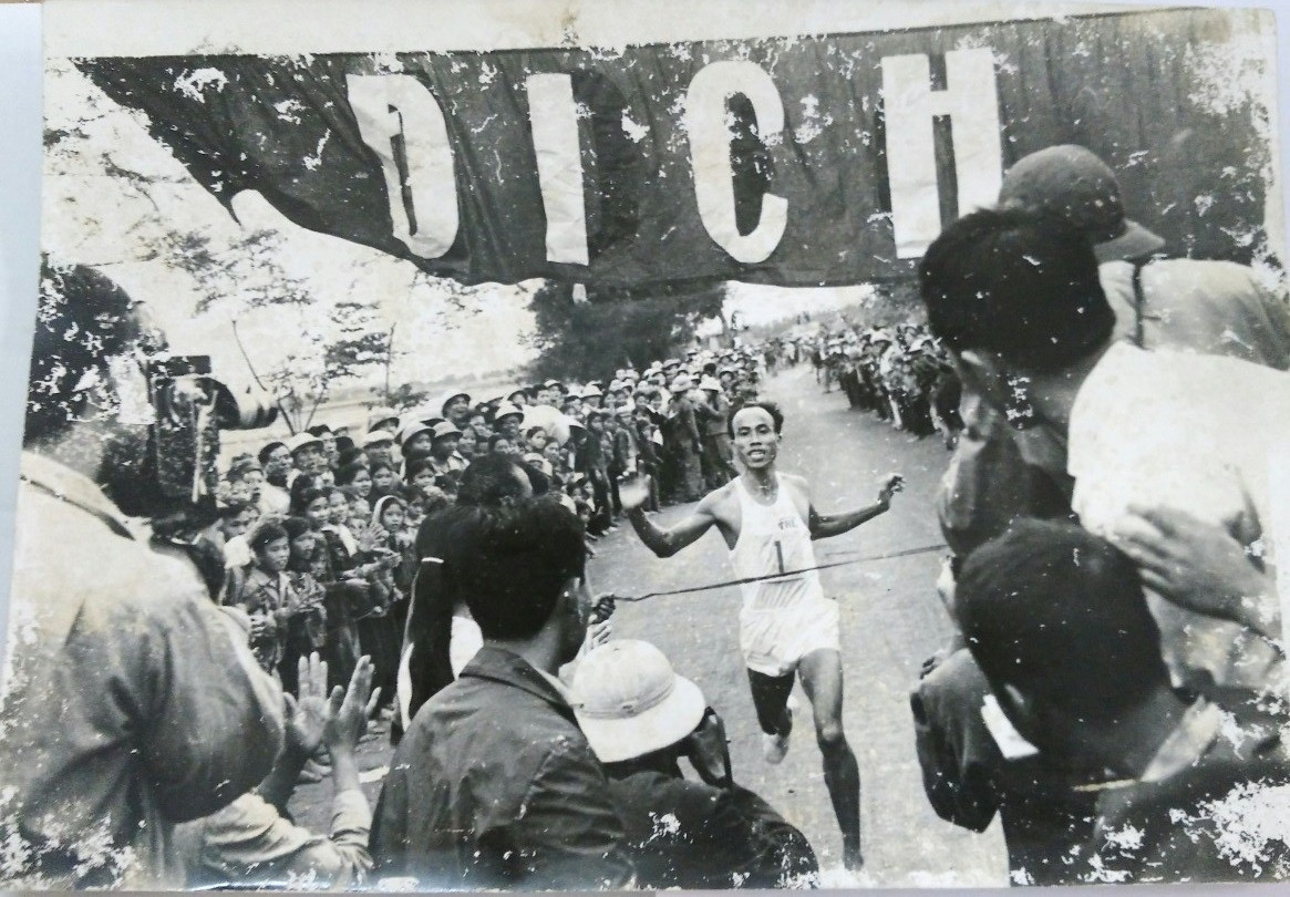 Cụ Bùi Lương có tổng cộng 9 lần vô địch Giải việt dã toàn quốc báo Tiền Phong, trong đó có 8 lần liên tiếp. Với Tiền Phong Marathon, cụ tròn 20 giải làm vận động viên và 35 năm tham gia với cương vị huấn luyện viên. Cụ Bùi Lương có tổng cộng 9 lần vô địch Giải việt dã toàn quốc báo Tiền Phong, trong đó có 8 lần liên tiếp. Với Tiền Phong Marathon, cụ tròn 20 giải làm vận động viên và 35 năm tham gia với cương vị huấn luyện viên.