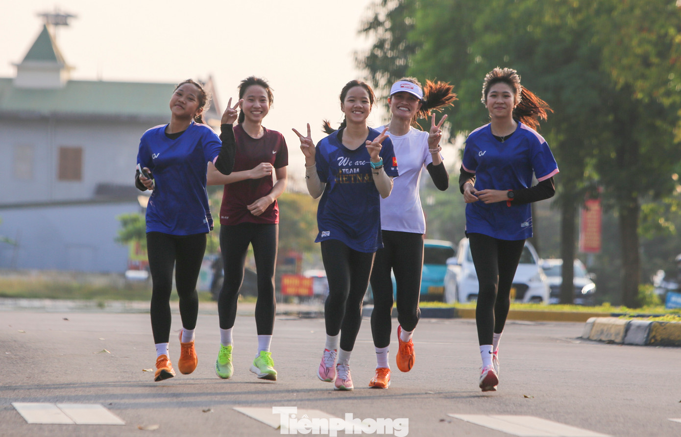 HLV Trần Văn Sỹ cũng nhấn mạnh, Tiền Phong Marathon luôn có ý nghĩa lớn trong một năm thi thi đấu của các VĐV, đồng thời mang đến những trải nghiệm mới, thử thách chinh phục cột mốc mới. Bên cạnh đó, giải vừa giúp ích cho chuyên môn vừa mang lại những bài học lịch sử, văn hóa đáng quý cho các VĐV, đặc biệt là những người trẻ.