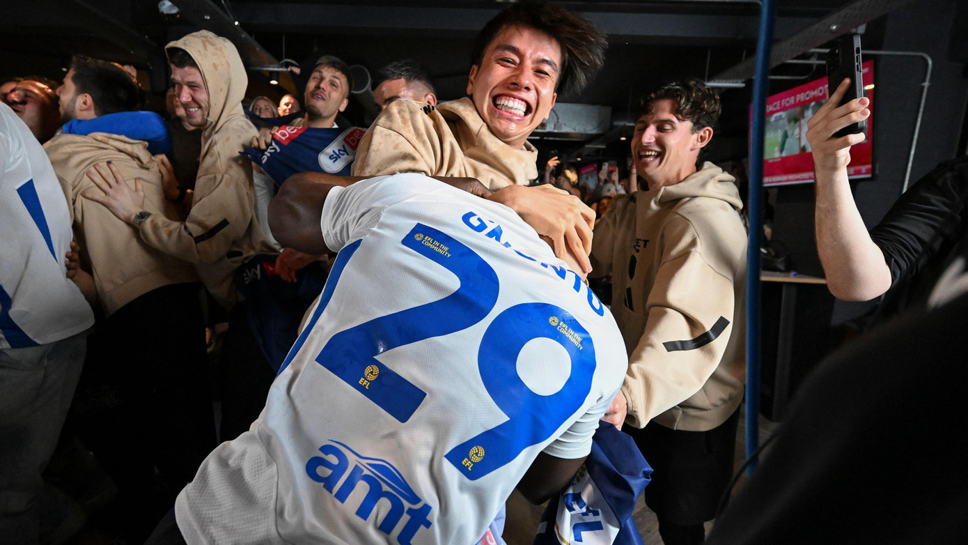 Bữa tiệc ăn mừng đầy phấn khích của Leeds và những người hâm mộ vùng West Yorkshire.