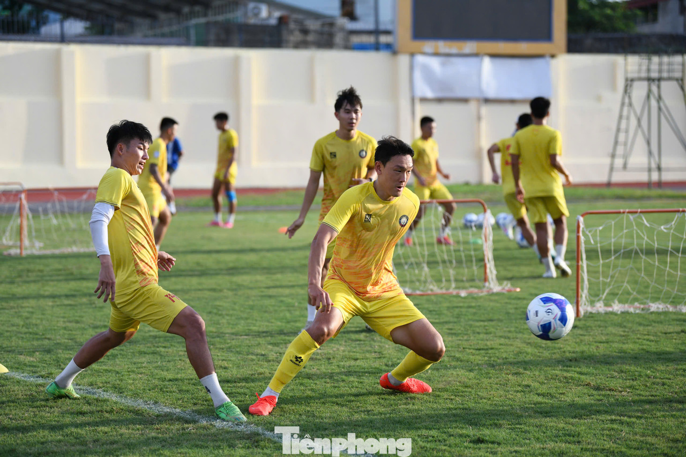 Tin tốt là bộ ba ngoại binh Rimario, Gustavo và Luiz Antonio tiếp tục gắn bó với đội bóng xứ Thanh. Đồng thời CLB cũng mới chào đón trung vệ Kim Won Sik, người từng tập luyện tại đội trẻ Reading FC khi đội này còn chơi tại Ngoại hạng Anh, sau đó khoác áo FC Seoul và Seoul E-Land FC, đội bóng cũ của Văn Toàn.