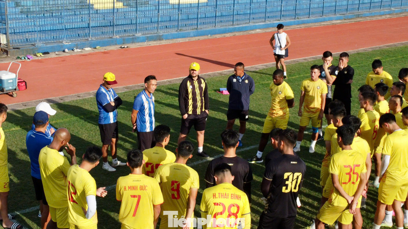 Mùa giải năm nay, Đông Á Thanh Hóa có một lịch trình vô cùng bận rộn khi tham dự 4 đấu trường, bao gồm Giải bóng đá các CLB Đông Nam Á, V-League, Cúp Quốc gia và Siêu Cúp Quốc gia 2023/2024. Vì vậy đội đã hội quân từ cuối tháng 7 nhằm theo đuổi các mục tiêu đề ra.