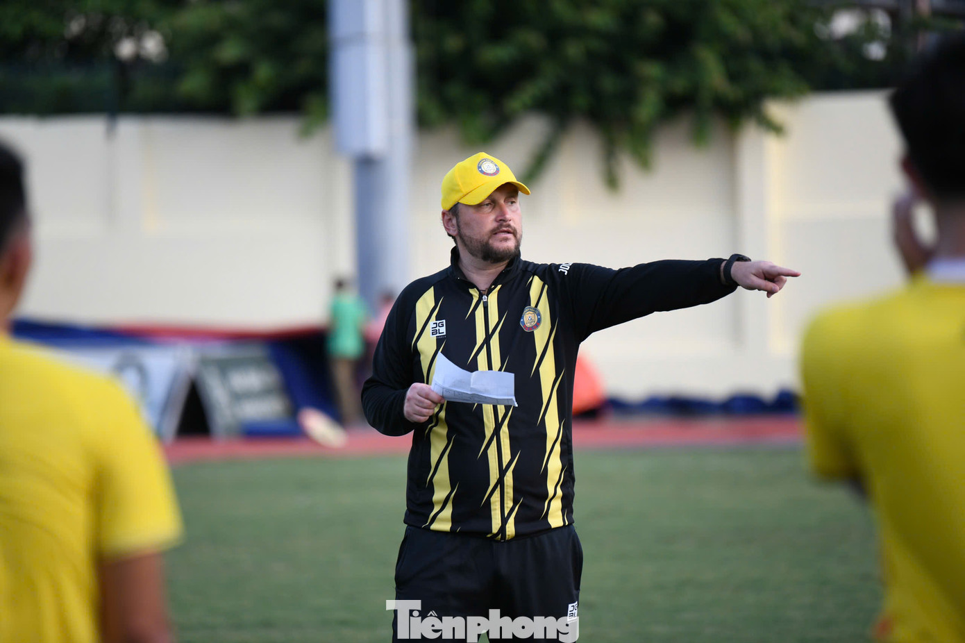 Trao đổi với phóng viên báo Tiền Phong, HLV Velizar Popov bày tỏ, ông hoàn toàn hài lòng với các cầu thủ, từ việc nắm bắt triết lý của ông tới tuân thủ kỷ luật chiến thuật.