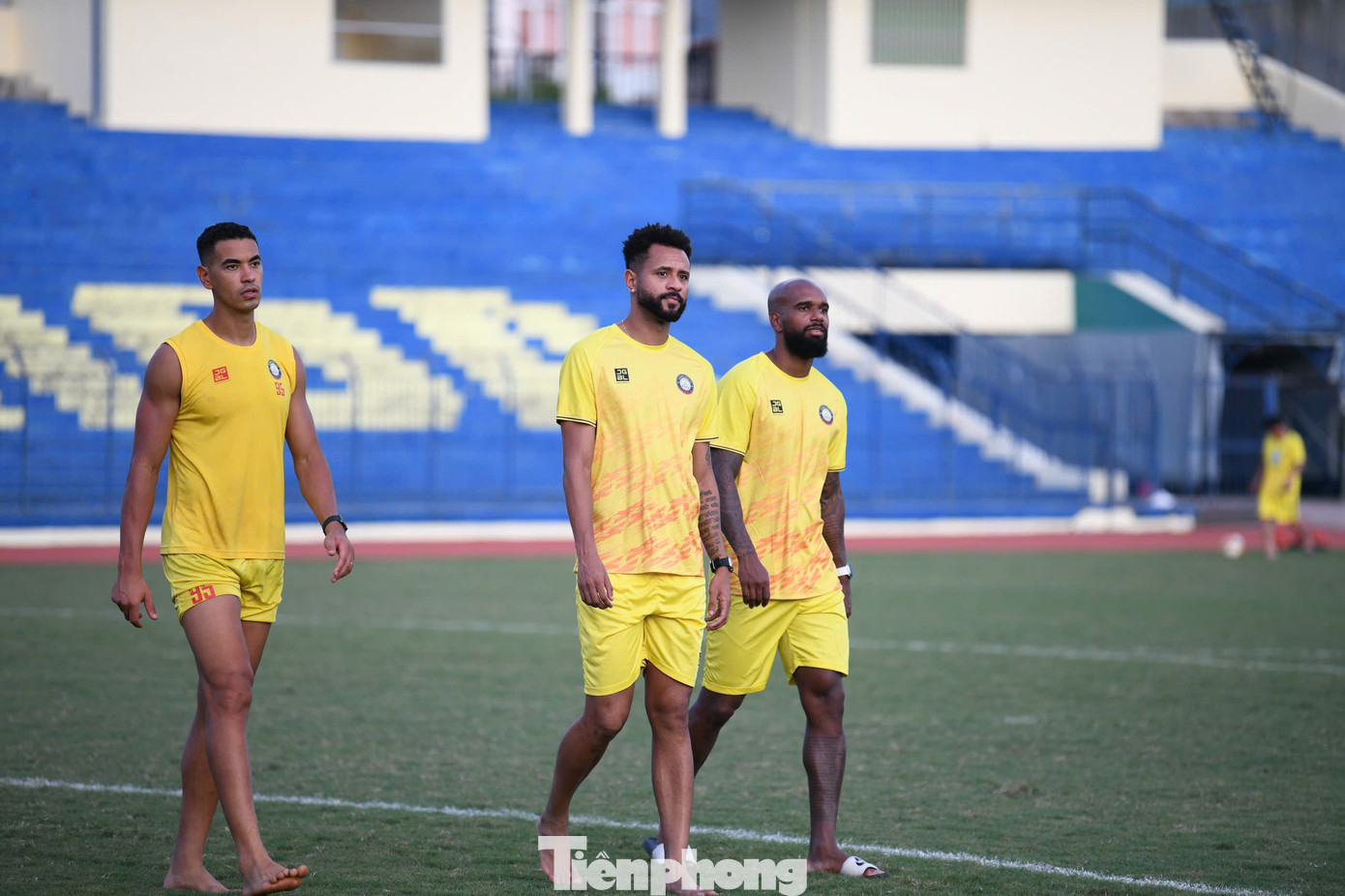 Tin tốt là bộ ba ngoại binh Rimario, Gustavo và Luiz Antonio tiếp tục gắn bó với đội bóng xứ Thanh. Đồng thời CLB cũng mới chào đón trung vệ Kim Won Sik, người từng tập luyện tại đội trẻ Reading FC khi đội này còn chơi tại Ngoại hạng Anh, sau đó khoác áo FC Seoul và Seoul E-Land FC, đội bóng cũ của Văn Toàn.