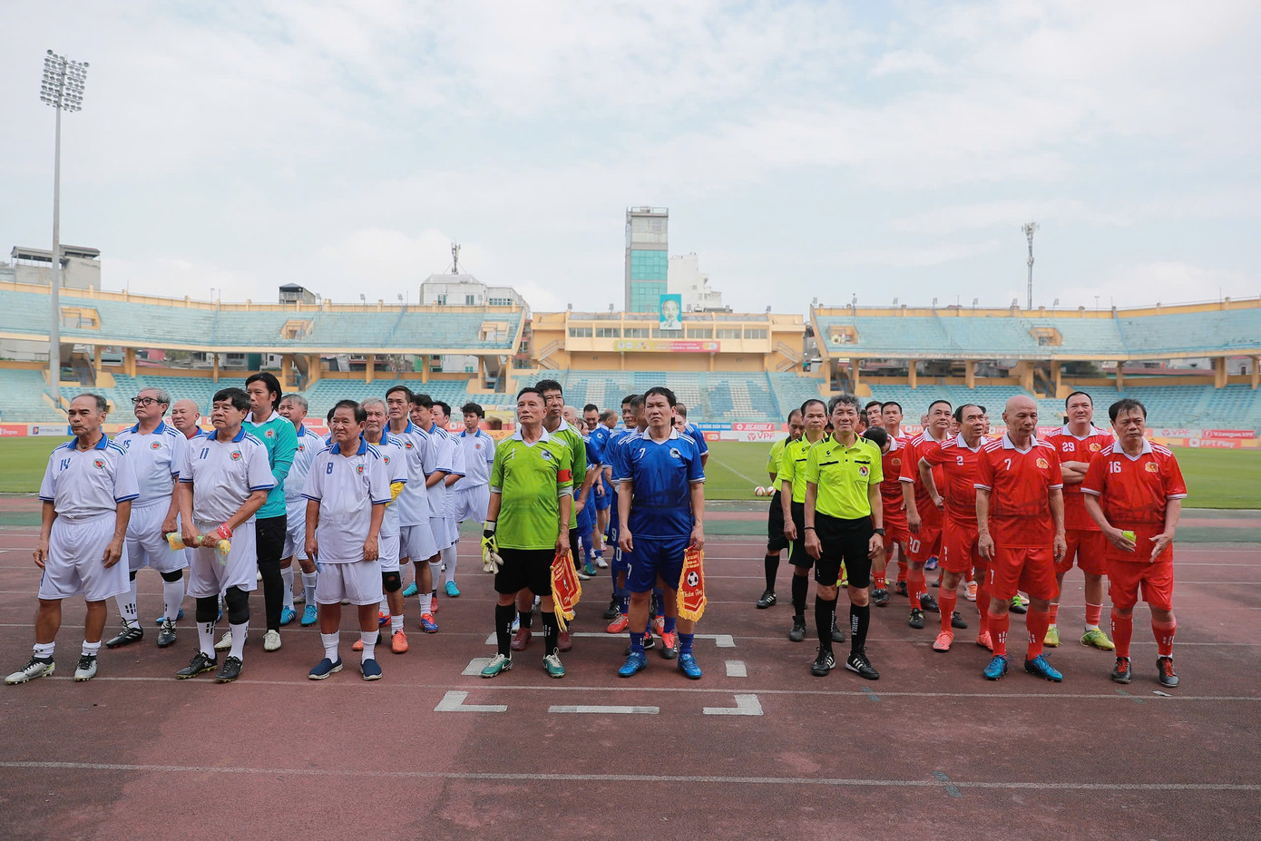 Tại giải giao hữu tổ chức trên sân Hàng Đẫy, các cựu cầu thủ của Tổng cục Đường sắt, Công an Hà Nội và Hải Quan đã tái hiện lại vòng chung kết Giải bóng đá A1 Toàn quốc năm 1980. (Ảnh: Khuất Tú)