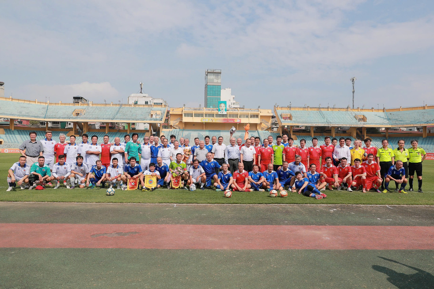 Các cựu cầu thủ gặp nhau tại Hàng Đẫy, kỷ niệm 45 năm ngày tổ chức giải vô địch bóng đá quốc gia đầu tiên - Giải bóng đá A1 Toàn quốc năm 1980. (Ảnh: Khuất Tú)