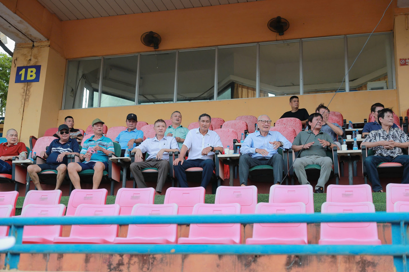 Ông Trần Duy Long và ông Mai Đức Chung trong giải giao hữu kỷ niệm 45 năm Giải bóng đá A1 Toàn quốc lần đầu được tổ chức năm 1980. (Ảnh: Khuất Tú)