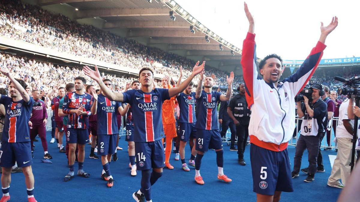 Các cầu thủ PSG ăn mừng chức vô địch Ligue 1 thứ 13 sớm trước 6 vòng đấu. Các cầu thủ PSG ăn mừng chức vô địch Ligue 1 thứ 13 sớm trước 6 vòng đấu.