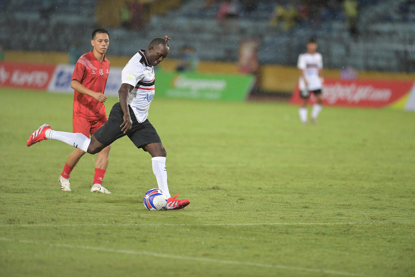 Yorke và Sheringham là hai chứng nhân của mùa giải đó. Yorke ghi 29 bàn ở mọi đấu trường còn Sheringham là tác giả bàn gỡ hòa phút 90+1 trong trận chung kết Champions League với Bayern, trước khi Ole Gunnar Solskjaer ấn định chiến thắng sau đó 2 phút.