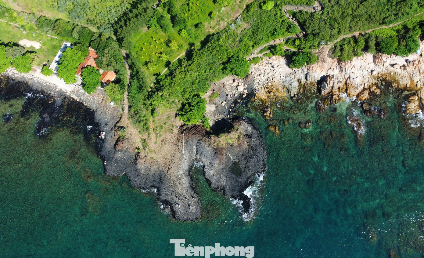 Nhìn từ trên cao, tất cả chỉ có thể cảm thán về sự kỳ diệu của tạo hóa. Bên cạnh sự thán phục, bạn chợt cảm thấy như mình vừa khám phá ra một bí mật huy hoàng của Trái đất.