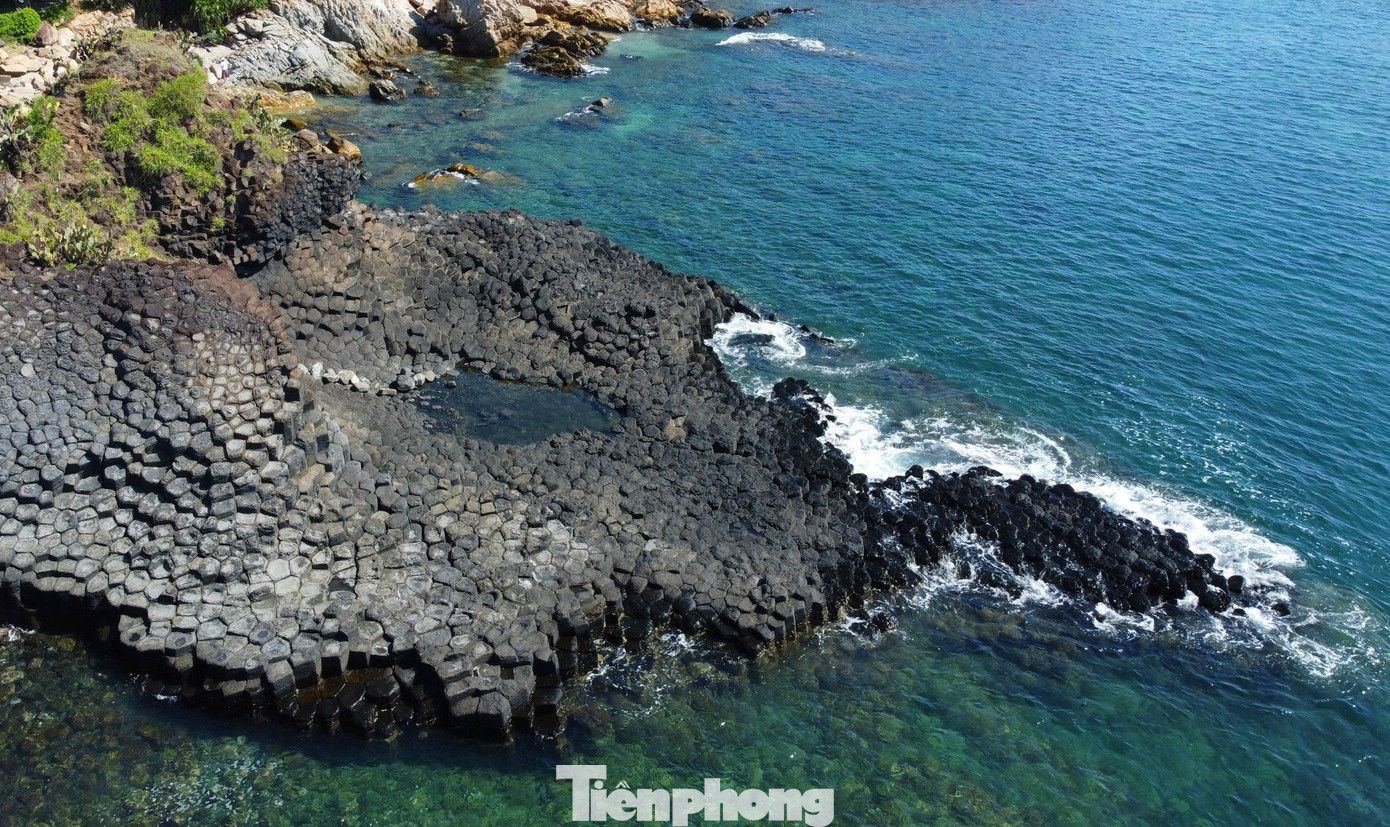 Trên cao nguyên Vân Hòa, thác Vực Song cũng có kết cấu tương tự. Tuy nhiên, chúng không mang màu đen kì bí và tạo nên những cột đá đồng đều, ngoạn mục như ghềnh Đá Đĩa. Trên thế giới cũng có nhiều cột đá hình học được tạo nên bởi các vụ phun trào núi lửa, nhưng không nhiều.