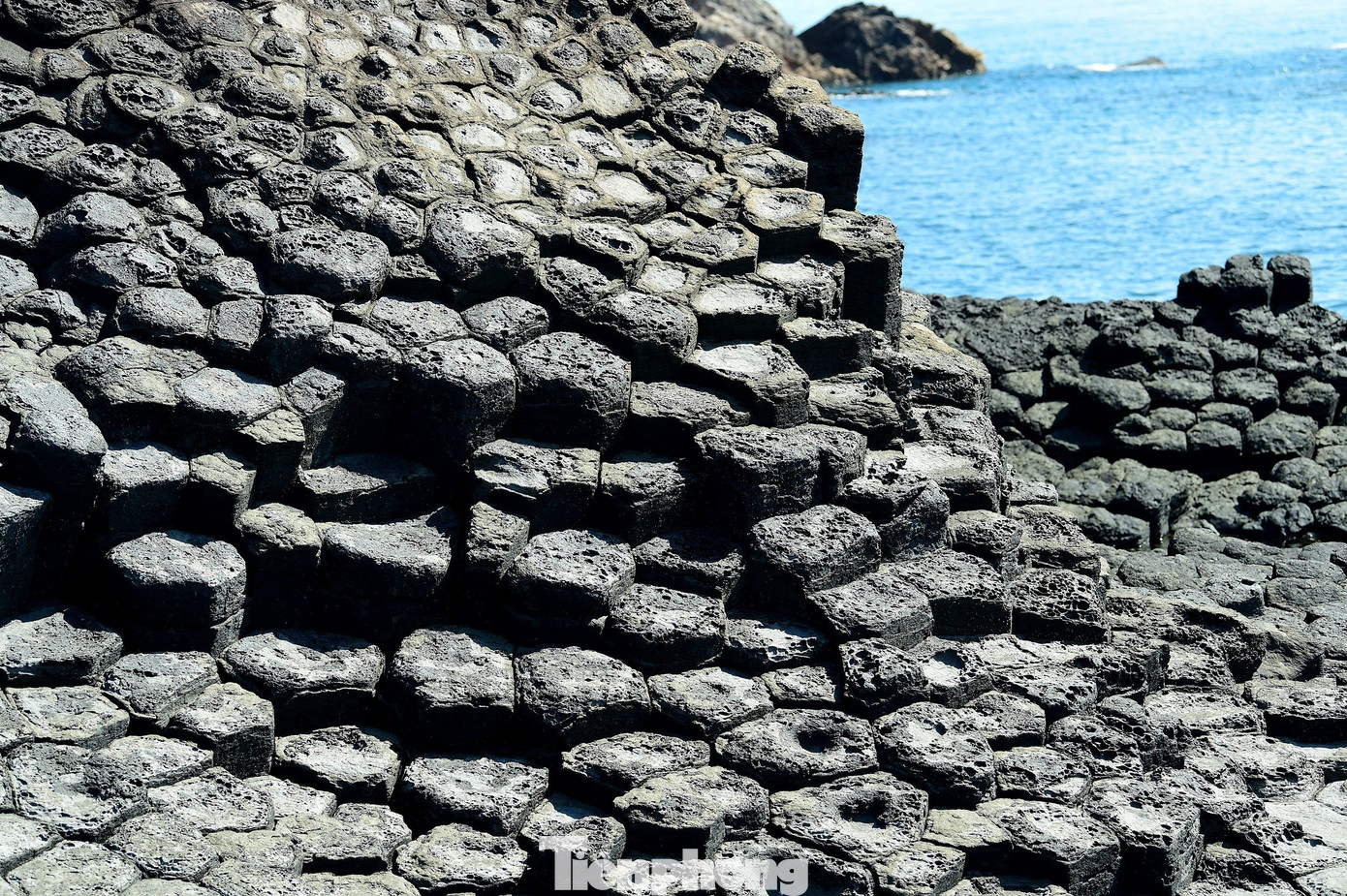 Còn theo dân gian, người xưa lý giải rằng những vị thần trên thiên đình một hôm xuống hạ giới du ngoạn, sau đó mở tiệc. Khi trở về, họ bỏ lại bát đĩa xếp chồng lên nhau, chính là ghềnh Đá Đĩa ngày nay. Cách giải thích này, về mặt nào đó, khá sát thực tế, rằng các cột đá lồng vào nhau tương đối giống những chồng đĩa.