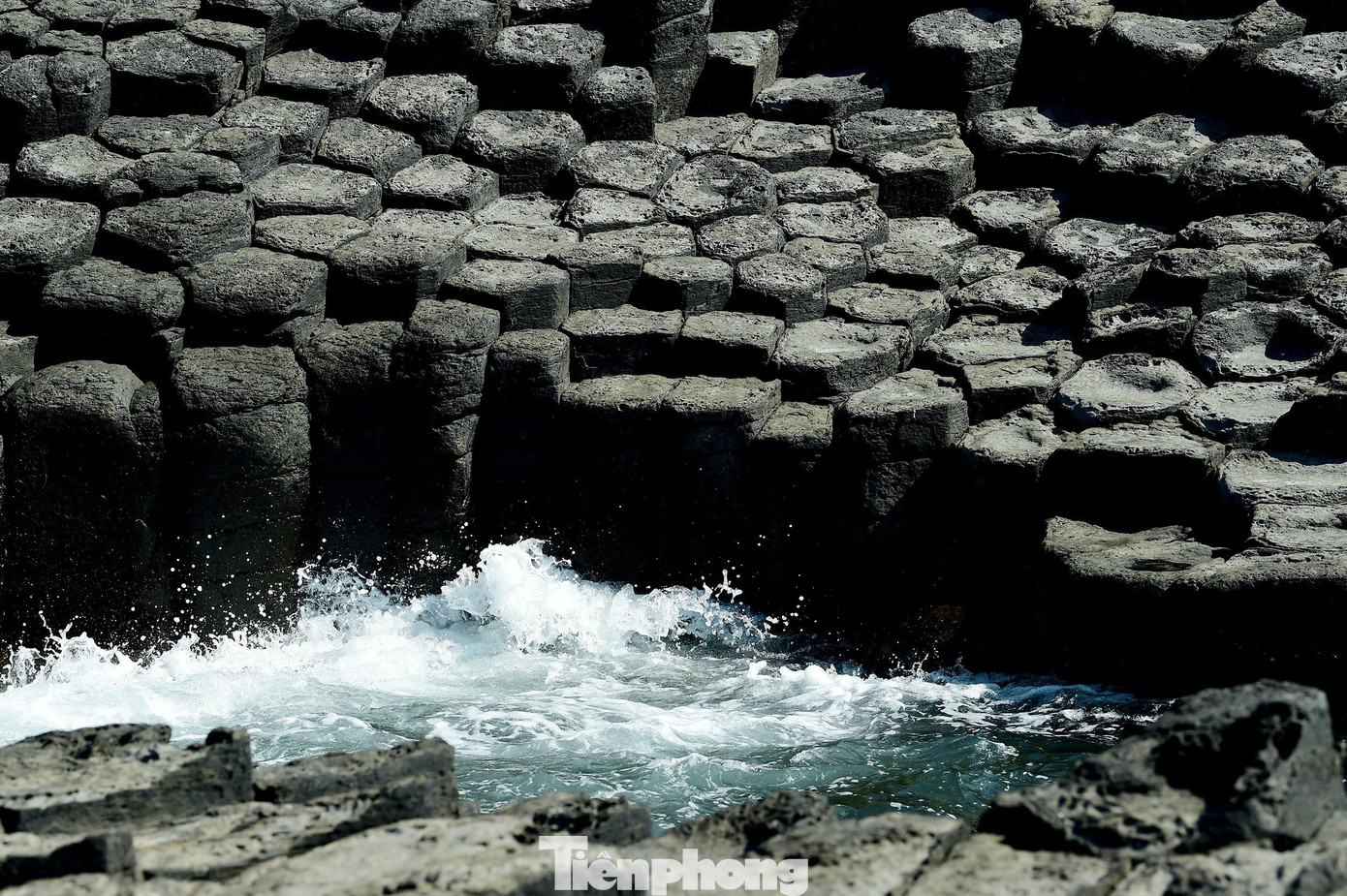 Còn theo dân gian, người xưa lý giải rằng những vị thần trên thiên đình một hôm xuống hạ giới du ngoạn, sau đó mở tiệc. Khi trở về, họ bỏ lại bát đĩa xếp chồng lên nhau, chính là ghềnh Đá Đĩa ngày nay. Cách giải thích này, về mặt nào đó, khá sát thực tế, rằng các cột đá lồng vào nhau tương đối giống những chồng đĩa.