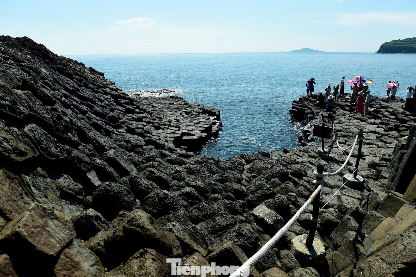 Vì sự độc đáo mà thiên nhiên ban tặng, ghềnh Đá Đĩa là địa điểm mà bất cứ ai tới Phú Yên đều ghé tới. Chiêm ngưỡng tuyệt tác hàng triệu năm tuổi và có cho mình những tấm ảnh tuyệt vời không thể có ở bất cứ đâu trên đất nước Việt Nam là điều ai cũng muốn.