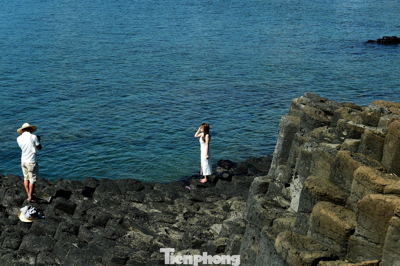 Đứng trên những phiến đá giữa biển cả mênh mông, trong khi tâm hồn bay bổng, chúng ta cũng nhận ra con người thật nhỏ bé trước sự hùng vỹ của thiên nhiên.