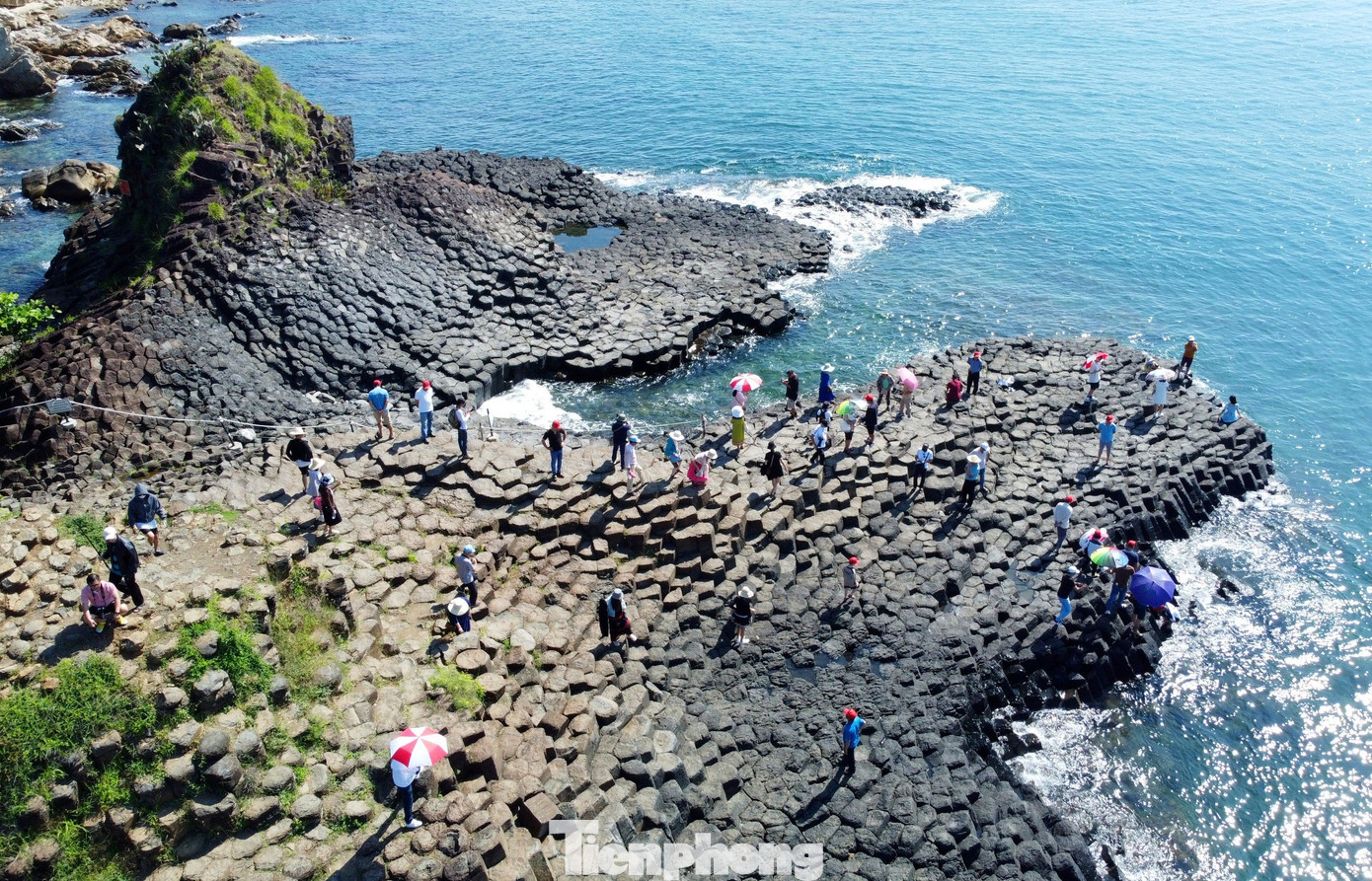 Nhìn từ trên cao, tất cả chỉ có thể cảm thán về sự kỳ diệu của tạo hóa. Bên cạnh sự thán phục, bạn chợt cảm thấy như mình vừa khám phá ra một bí mật huy hoàng của Trái đất.