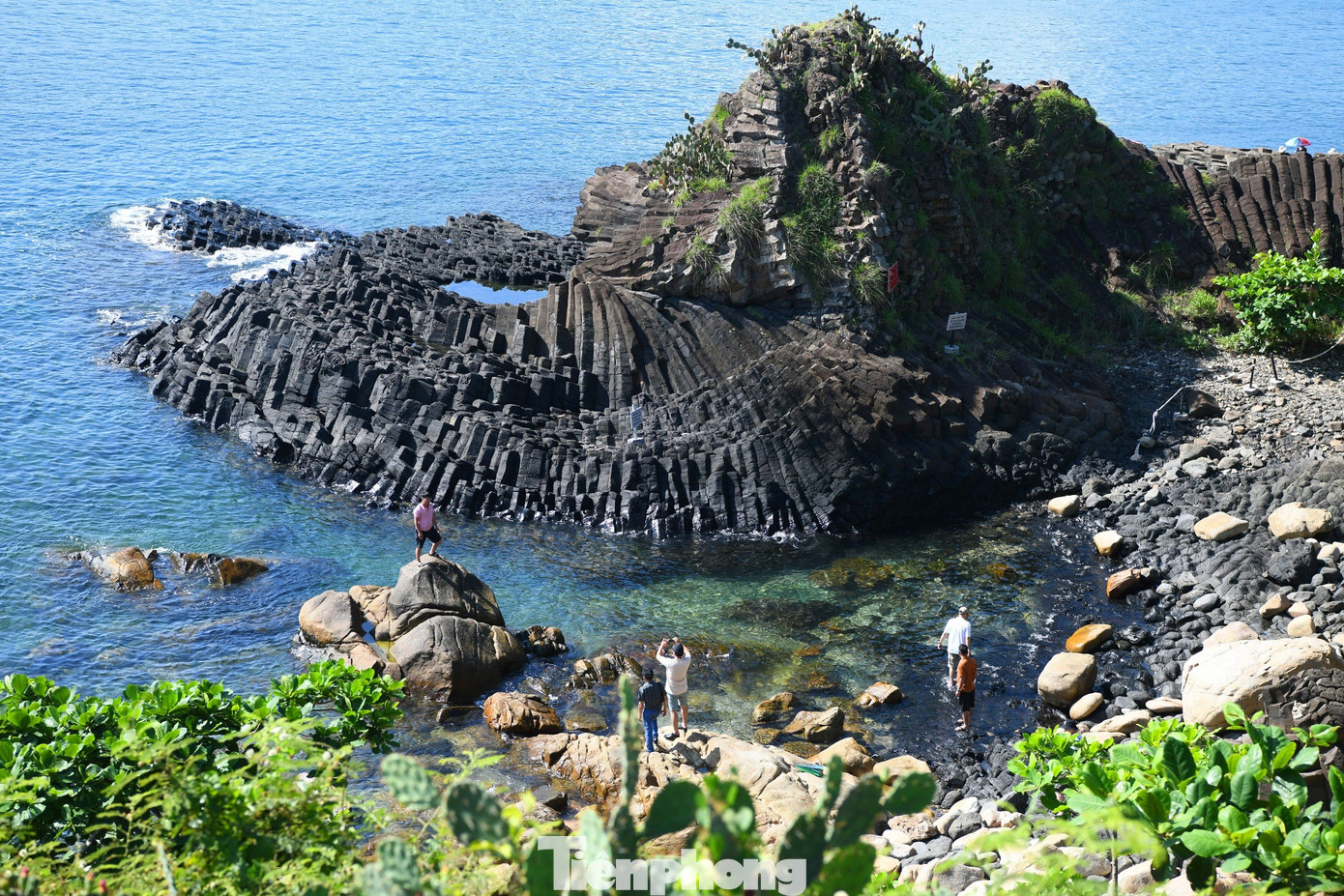 Ghềnh Đá Đĩa (hoặc gành Đá Dĩa) thuộc xã An Ninh Đông, huyện Tuy An, tỉnh Phú Yên. Qua cổng khu tham quan, sau khi đi trên các bậc thang đá, nhìn sang bên trái, một cảnh tượng vô cùng ngoạn mục sẽ hiện ra trước mắt.