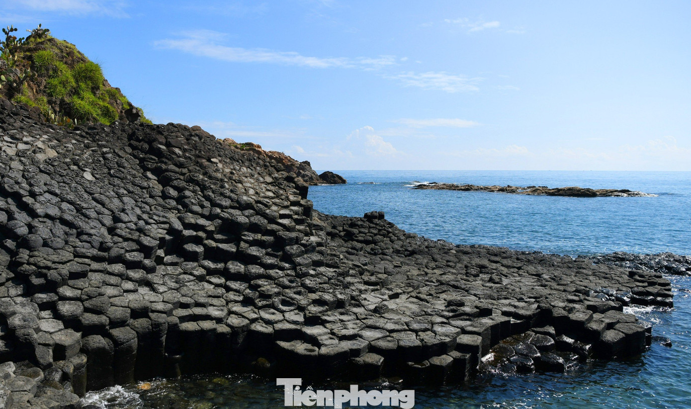 Nhưng không phải. Ghềnh Đá Đĩa được tạo nên bởi các cột đá bazan, hình thành bởi dòng dung nham nóng chảy từ những vụ phun trào núi lửa cách đây hàng trăm triệu năm trên cao nguyên Vân Hòa, nơi cách xa khoảng 40km. Dòng magma khi nguội đi nhanh chóng dẫn đến sự co lại và nứt gãy trên diện rộng, cuối cùng tạo thành ghềnh Đá Đĩa như chúng ta thấy.