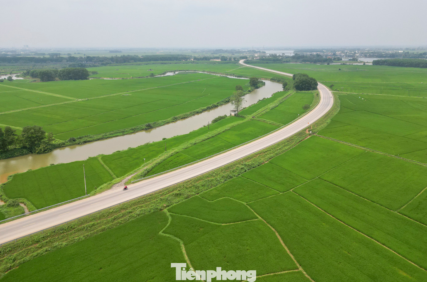 Một khung cảnh rất đỗi nên thơ của Quảng Trị, khiến tất cả nhớ đến câu thơ của Tế Hạnh: &quot;Trời vẫn xanh một màu xanh Quảng Trị/ Tận chân trời mây núi có chia đâu&quot;.