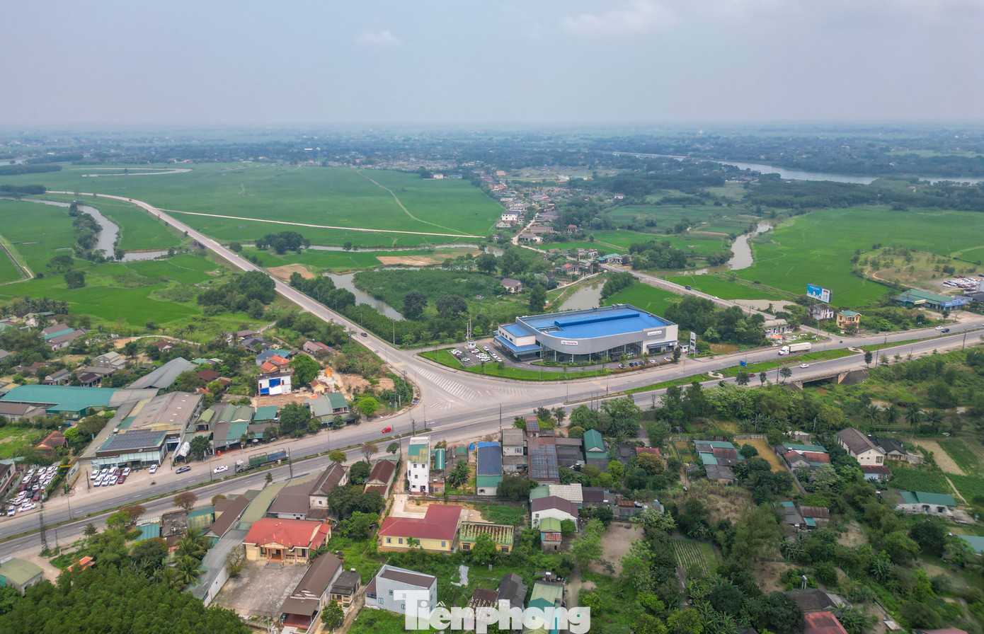 Bao nhiêu xương máu đổ xuống để mang lại bình yên cho mảnh đất này, biến vùng &quot;đất lửa&quot; thành vùng đất xanh, của cây cối, cánh đồng lúa ngát hương và của sự phát triển.