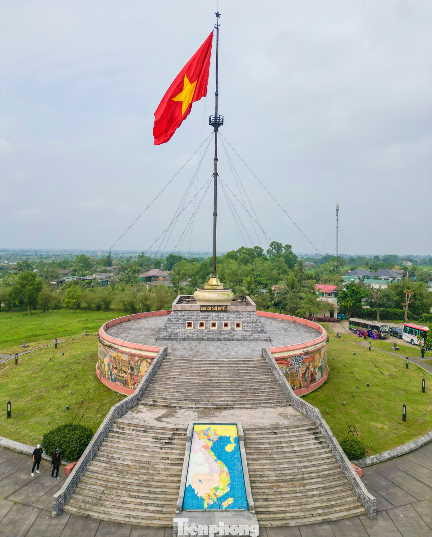 Cột cờ Hiền Lương nằm trong khu di tích Đôi bờ Hiền Lương - Bến Hải, với phần bệ màu vàng và cột cờ được dựng lại theo nguyên bản năm 1962.
