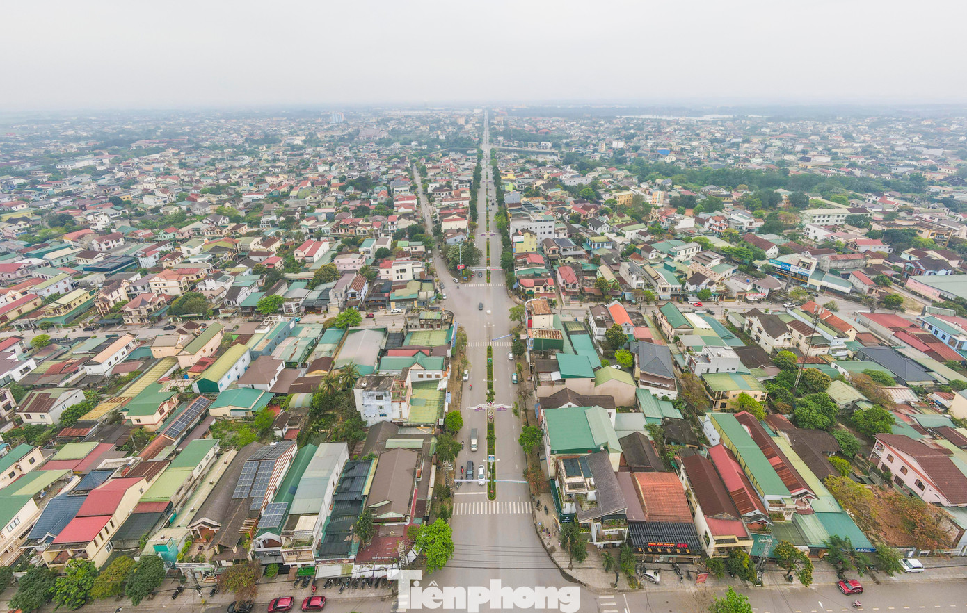 Tại chính nơi hố bom chồng hố bom, nhà cửa mọc lên san sát bên những tán cây xanh mướt. Với trí tuệ và quyết tâm của lãnh đạo, nhân dân qua các thời kỳ, Quảng Trị đã hồi sinh mạnh mẽ từ đau thương chiến tranh.