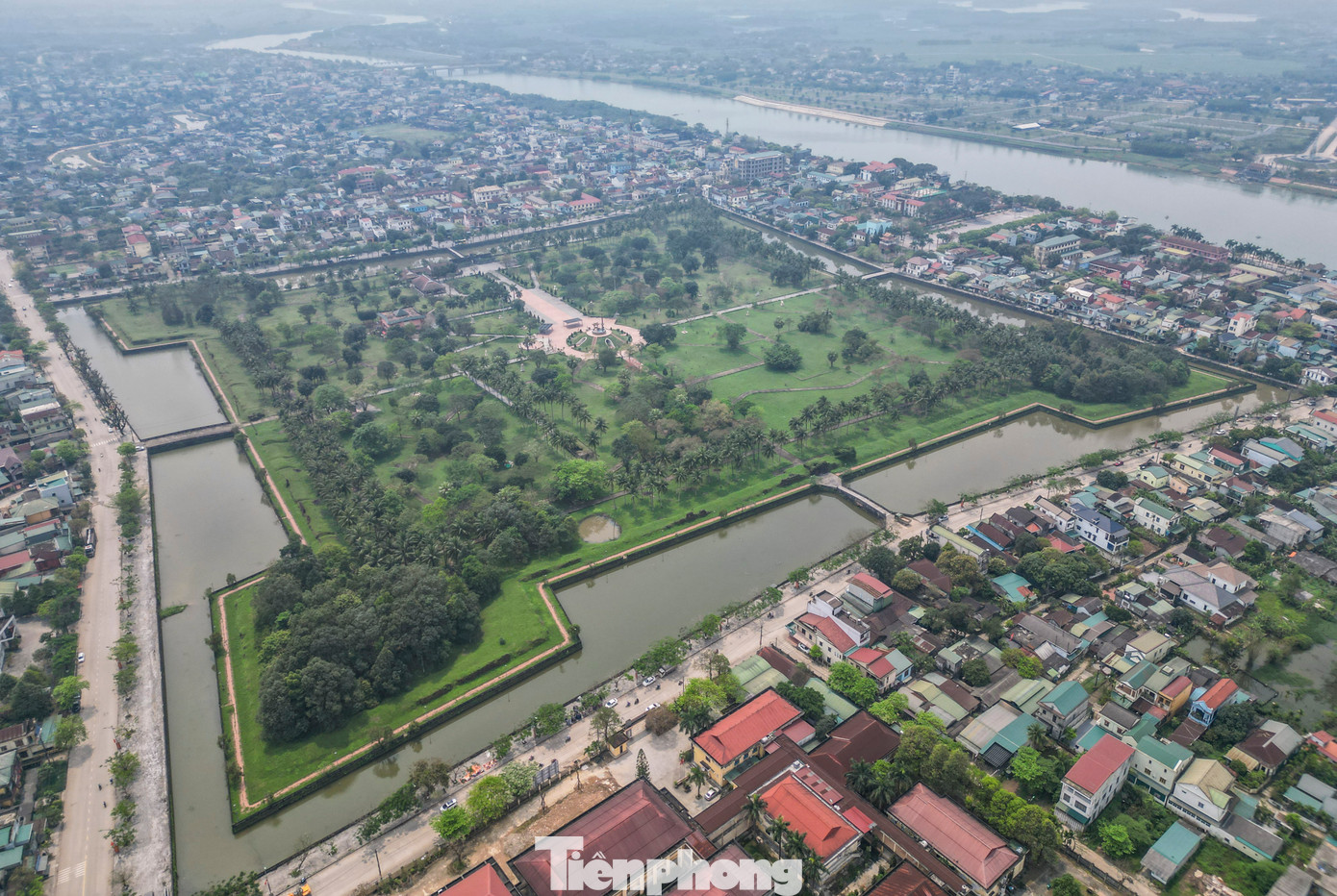 Xung quanh Thành cổ Quảng Trị, nơi từng hứng chịu 328.000 tấn bom đạn của giặc Mỹ trong trận chiến 81 ngày đêm bảo vệ thành cổ của quân và dân ta, nhiều đô thị mới mọc lên, kết hợp công viên, cây xanh và thương mại dịch vụ.