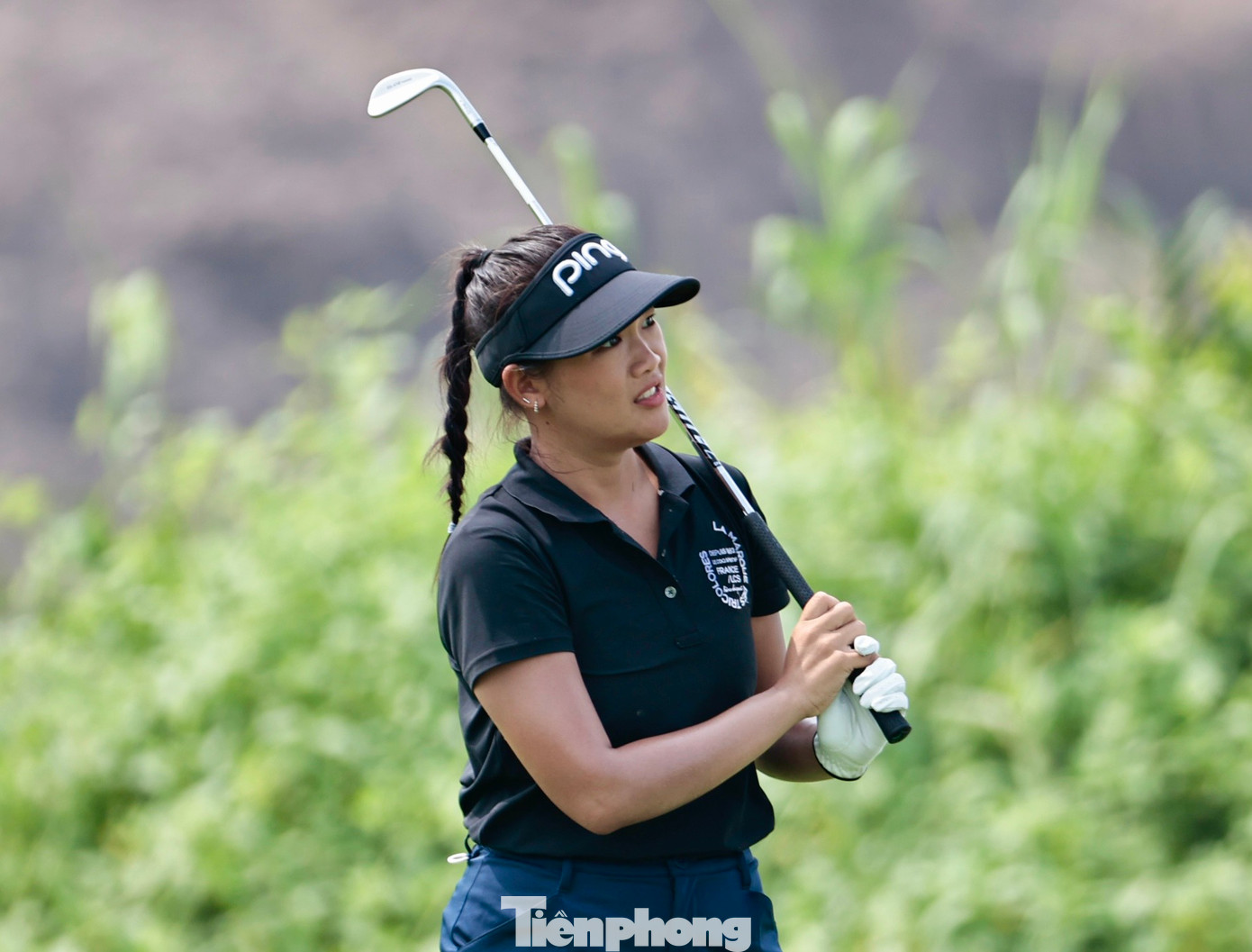 Ở phía sau, Nguyễn Thảo My cũng đang âm thầm theo sát. Dính double bogey ở hố 10, cô lập tức sửa sai bằng birdie ở hố 11, trước khi giành thêm birdie khác ở hố 17. Ở phía sau, Nguyễn Thảo My cũng đang âm thầm theo sát. Dính double bogey ở hố 10, cô lập tức sửa sai bằng birdie ở hố 11, trước khi giành thêm birdie khác ở hố 17.