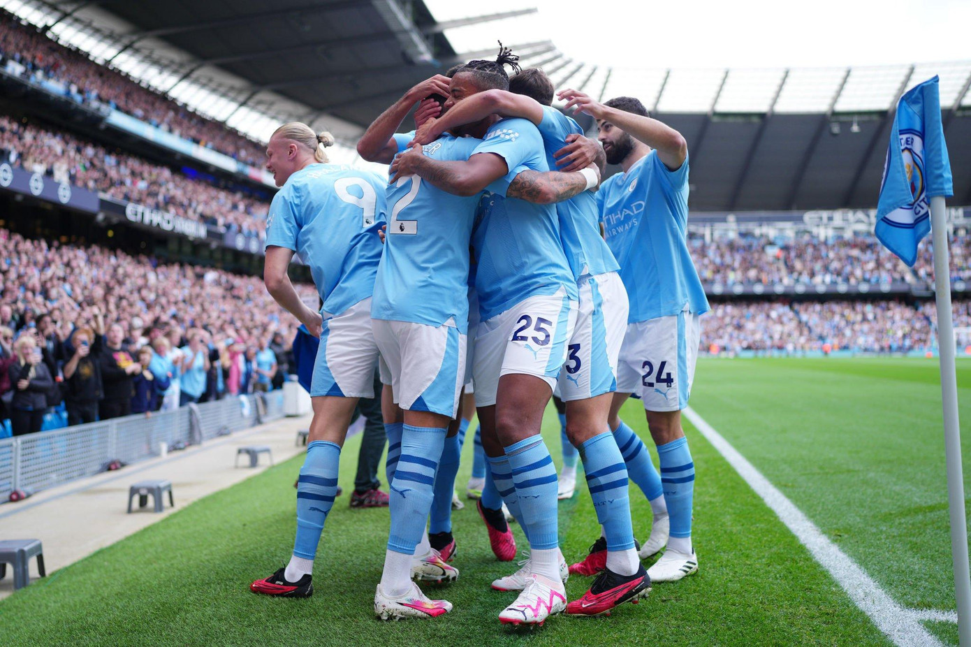 Man City hạ Nottingham Forest 2-0, vững vàng ngôi đầu bảng ảnh 4 Man City hạ Nottingham Forest 2-0, vững vàng ngôi đầu bảng ảnh 4