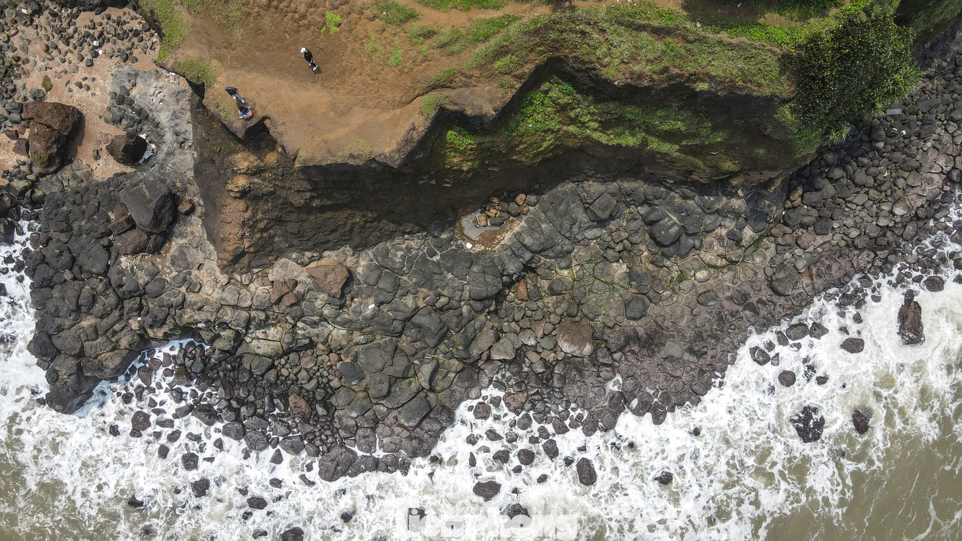 Đứng tại nơi đây, các du khách có thể ngắm trọn biển trời Quảng Trị, đồng thời dễ dàng có những bức ảnh đẹp và tận hưởng cảm giác giao hòa với thiên nhiên hùng vỹ. Đứng tại nơi đây, các du khách có thể ngắm trọn biển trời Quảng Trị, đồng thời dễ dàng có những bức ảnh đẹp và tận hưởng cảm giác giao hòa với thiên nhiên hùng vỹ.