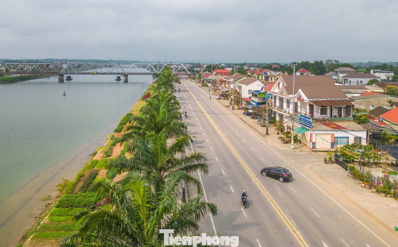 Đường Hoàng Diệu chạy song song với sông Hiếu cũng là cung đường ấn tượng mà Tiền Phong Marathon 2025 mang đến.