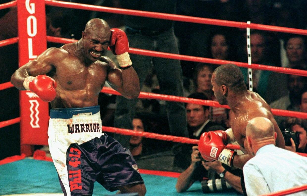 Holyfield đau đớn sau cú cắn tai khét tiếng của Tyson. (Ảnh: Getty Images) Holyfield đau đớn sau cú cắn tai khét tiếng của Tyson. (Ảnh: Getty Images)