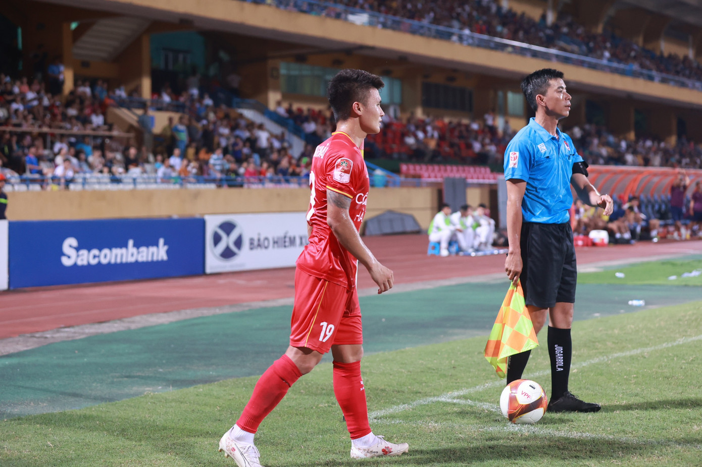 Quang Hải không có mặt trong màn ăn mừng cùng đồng đội bởi khi ấy anh vẫn đang ở góc sân, nơi gần chấm phạt góc.