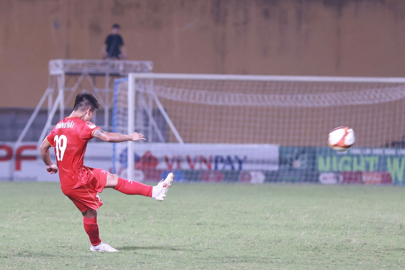 Ví dụ như phút 13, cầu thủ 26 tuổi tung ra cú sút xa đầy uy lực bên ngoài vòng cấm. Tiếc rằng thủ môn Thanh Tùng đã rất cảnh giác.