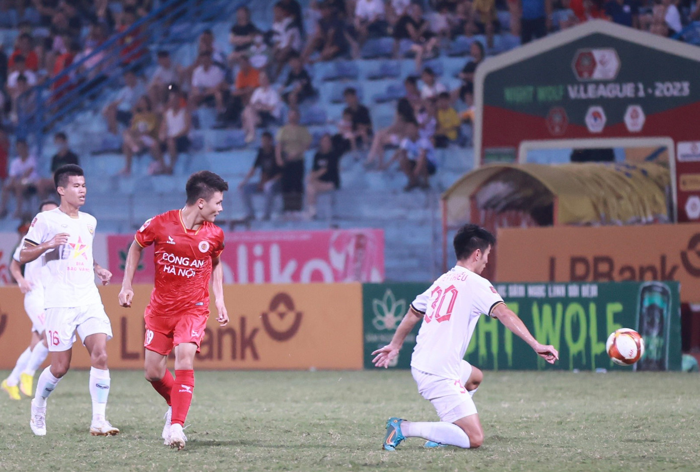 Một tình huống chuyền ngược đặc sắc khác của Quang Hải.