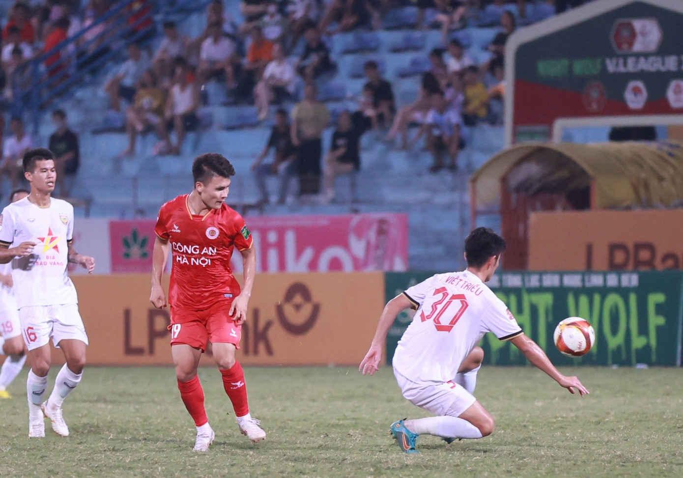 Một tình huống chuyền ngược đặc sắc khác của Quang Hải.