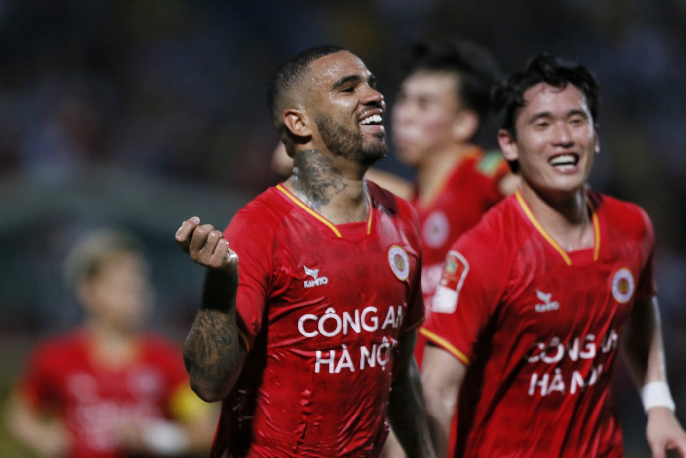 Cuối cùng CAHN cũng có bàn thắng, và nó đến từ pha đá phạt góc của Quang Hải. Bóng đi xoáy và rơi đúng chân của Jhon Cley, người sau đó đã ghi bàn trong sự bối rối của các hậu vệ Hà Tĩnh.