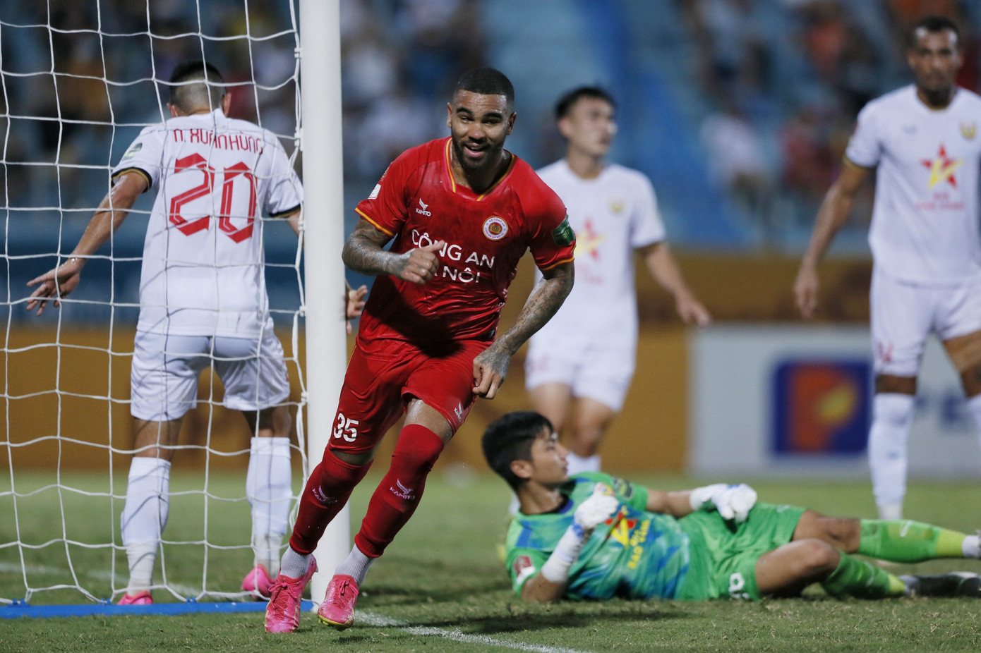 CAHN bị Hà Tĩnh chia điểm, cục diện cuộc đua vô địch thêm gay cấn ảnh 18 CAHN bị Hà Tĩnh chia điểm, cục diện cuộc đua vô địch thêm gay cấn ảnh 18